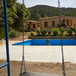 Zona piscina y columpios de la casa rural en Yeste - Casas Rurales Amable