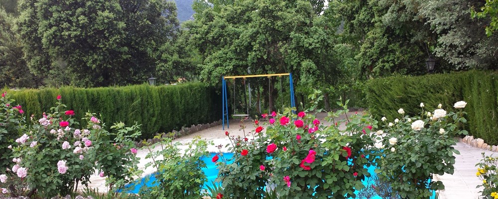 Zona piscina y columpios de la casa rural en Yeste - Casas Rurales Amable